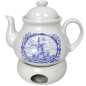 Preview: weiße keramik kanne von ein liter inhalt und mit siebeinsatz und dem passenden stövchen verziert mit windmühle in blau