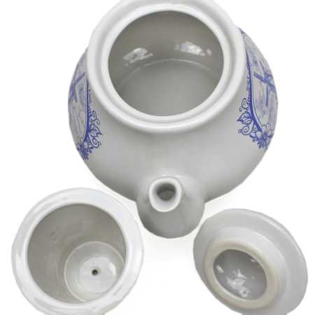 weiße keramik kanne von ein liter inhalt und mit siebeinsatz und dem passenden stövchen verziert mit windmühle in blau