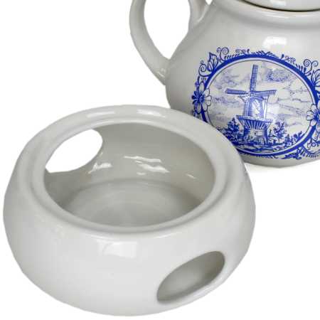 weiße keramik kanne von ein liter inhalt und mit siebeinsatz und dem passenden stövchen verziert mit windmühle in blau