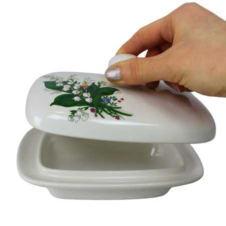 weiße keramik butterdose für ein stück butter von 250 gramm in ovaler form und verziert mit maiglöckchen