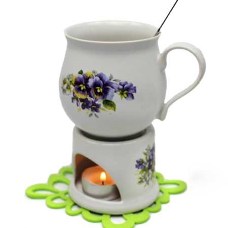 keramik tasse von 0,4 liter mit stövchen  inhalt verziert mit Stiefmütterchen