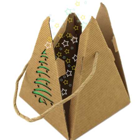 geschenkbox in der pyramide form mit drei handgefertigten produkten als überraschungsbox zu weihnachten