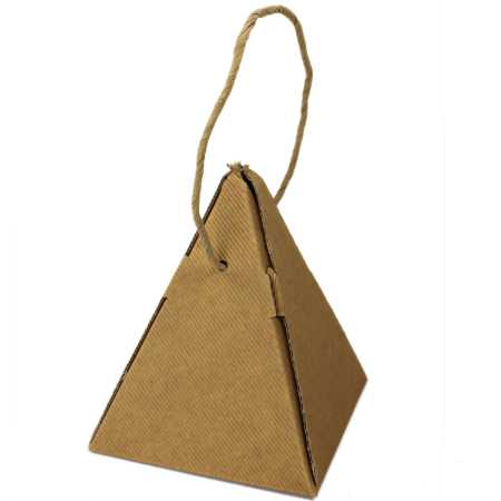 geschenkbox in der pyramide form mit drei handgefertigten produkten als überraschungsbox zu weihnachten
