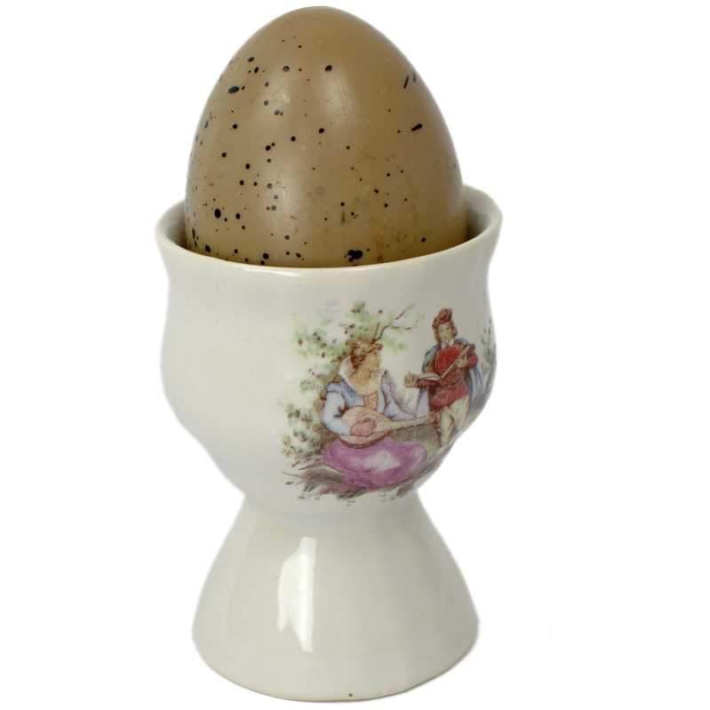 eierbecher mit gewelltem rand und verziert mit liebespaar motiv