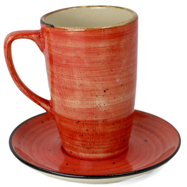 Tee- oder Kaffeebecher und Untertasse in rustic rot