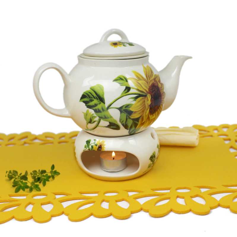 Teekanne aus weißer Keramik mit einem Liter Fassungsvermögen und Sieb und passendem Stövchen mit Mohnblumen