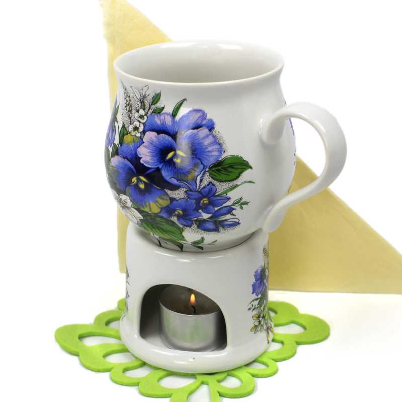 keramik tasse von 0,4 liter mit stövchen  inhalt verziert mit Stiefmütterchen