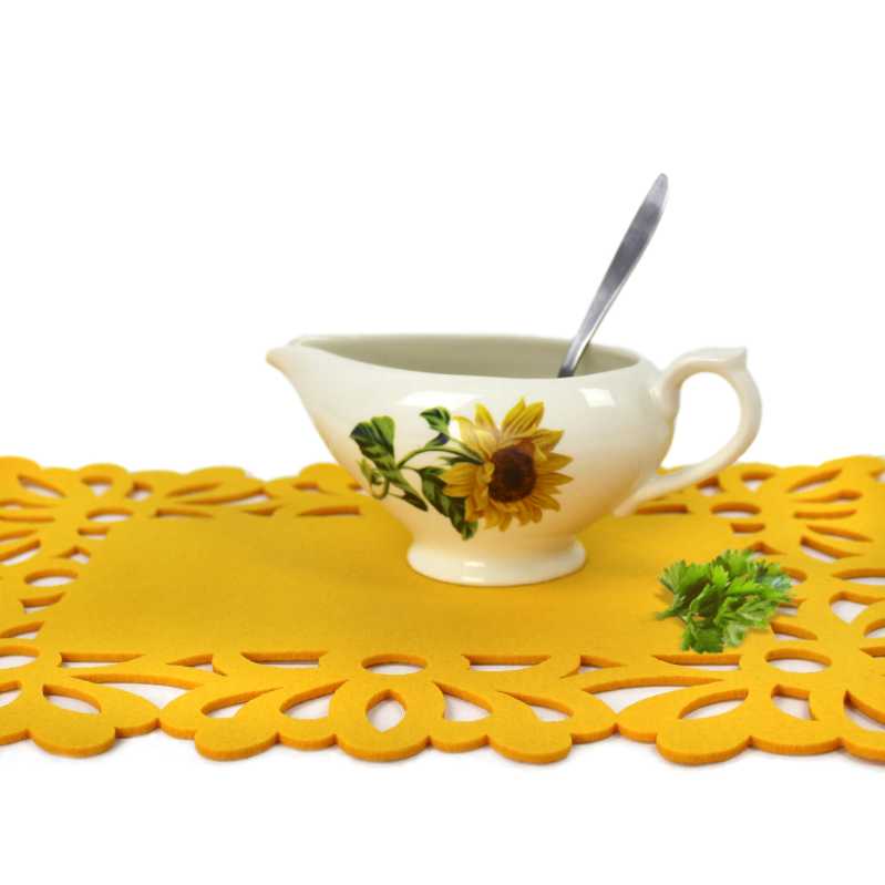 Sauciere mit Sonnenblumen