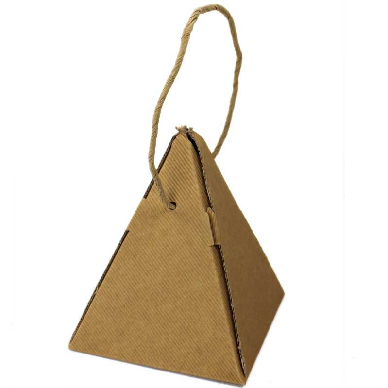 geschenkbox in der pyramide form mit drei handgefertigten produkten als überraschungsbox zu weihnachten