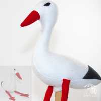 handpuppe storch aus filz mit rotem schnabel und roten langen beinen